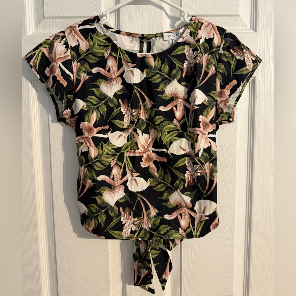 Amour Vert Shea Tie-Back Floral Blouse – Size M – NWT